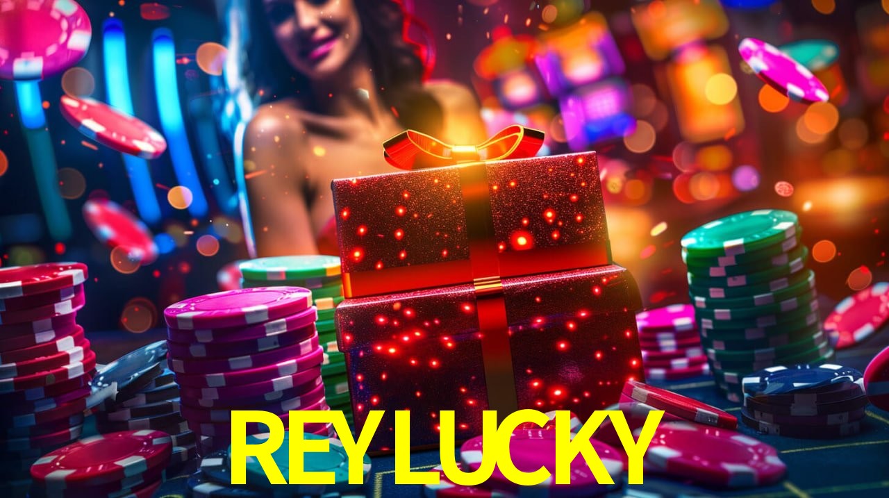 Escena dinámica inspirada en casino con iluminación REYLUCKY, cartas, fichas e íconos de juegos digitales en un espacio moderno de juegos.